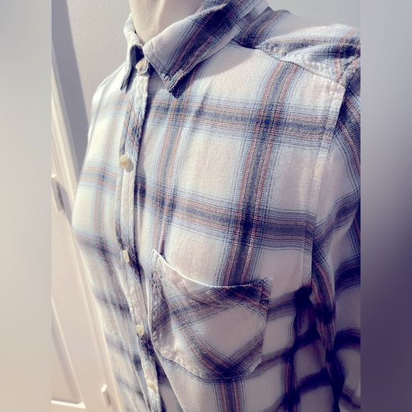 Universal Thread Women Long sleeves Plaid Shirt in medium - Picture 8 of 10